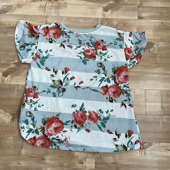 Cute Floral Top - Picture 6 of 6